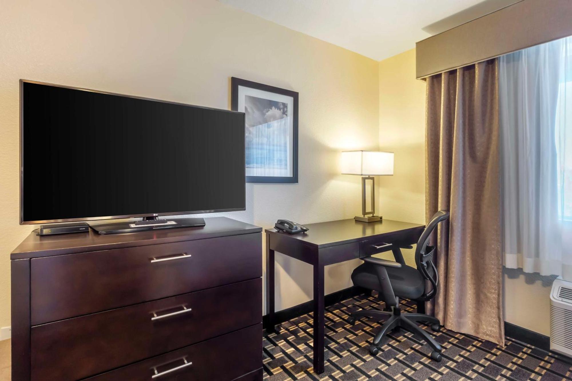 Best Western Plus Edmonds Harbor Inn Buitenkant foto
