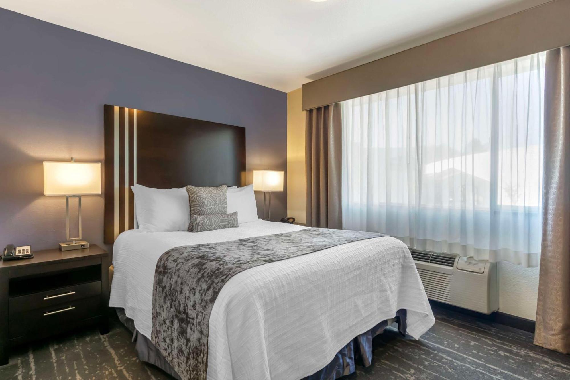 Best Western Plus Edmonds Harbor Inn Buitenkant foto