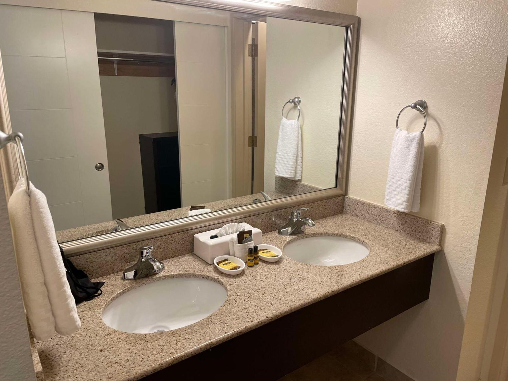 Best Western Plus Edmonds Harbor Inn Buitenkant foto