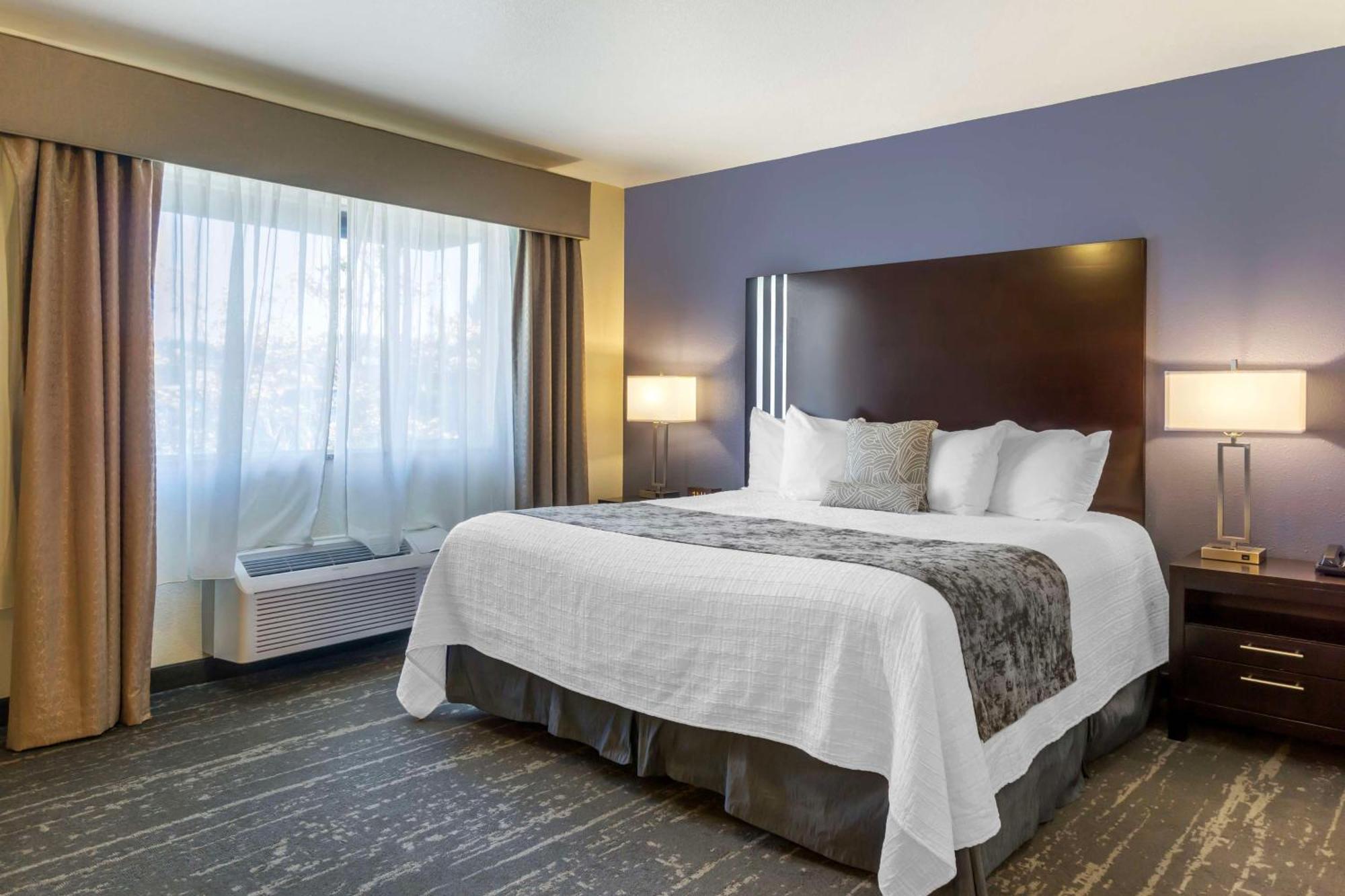 Best Western Plus Edmonds Harbor Inn Buitenkant foto